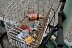自転車のかごにゴミ